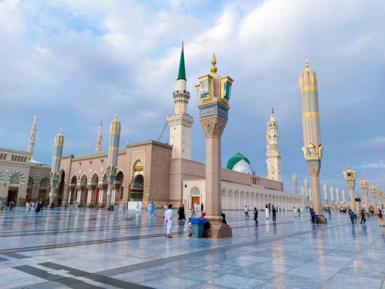 Pilgrims at Al-Masjid an-Nabawi, Madinah